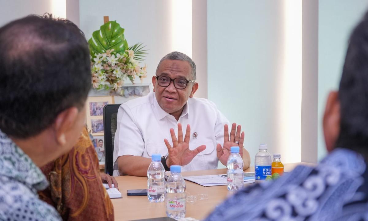 Wamenaker Afriansyah Noor Dorong Industri Prioritaskan Tenaga Kerja Lokal dan Perkuat SDM